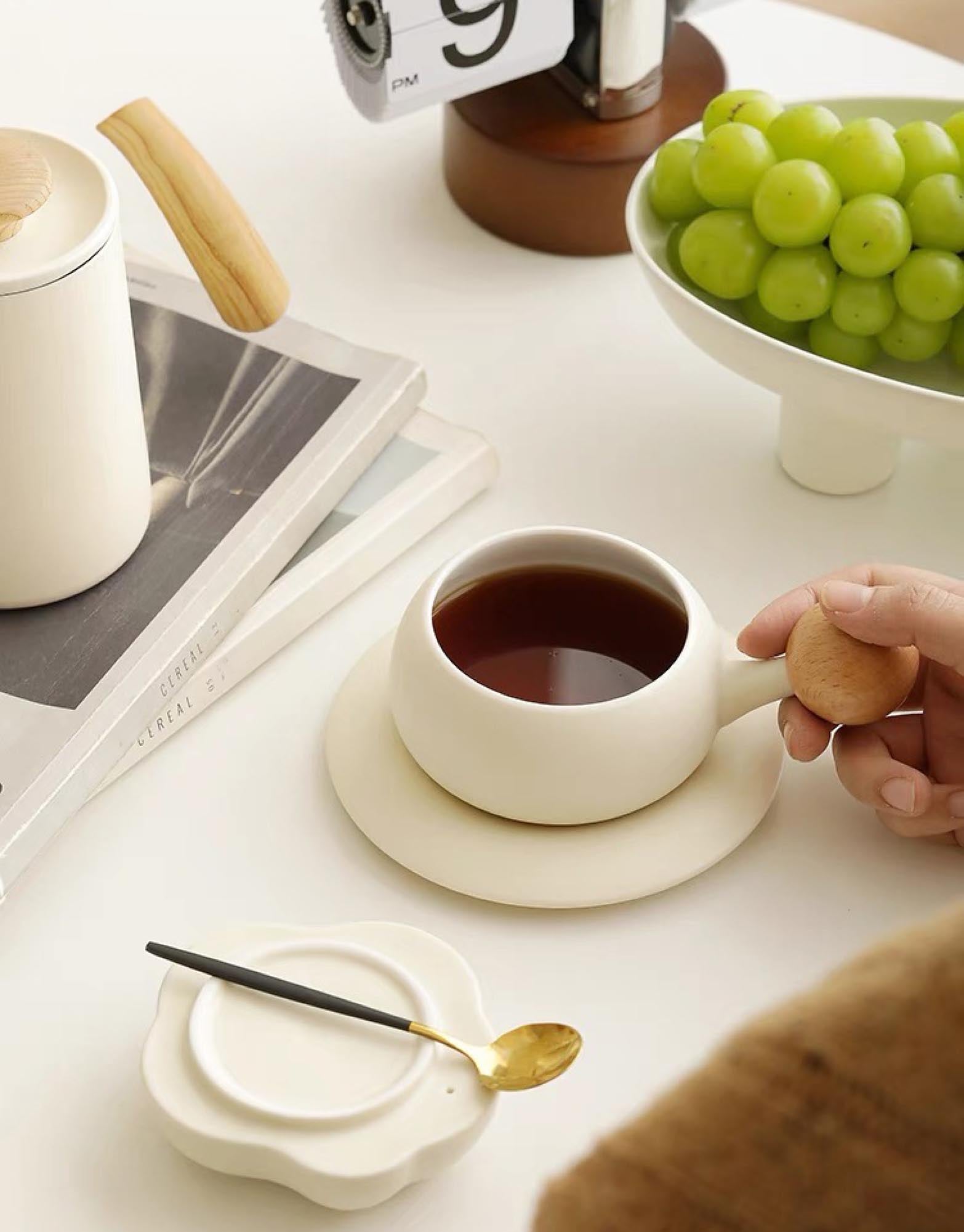 Cream Ceramic Mug with Cloud Lid